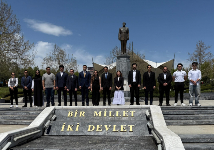    Azərbaycanlı tələbələr Ankarada Ulu Öndər Heydər Əliyevin xatirəsini ehtiramla yad ediblər -    FOTOLAR      