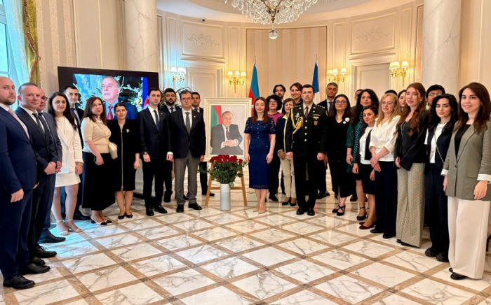  Aserbaidschanische Botschaft in Frankreich veranstaltete eine Veranstaltung zum Geburtstag von Heydar Aliyev 