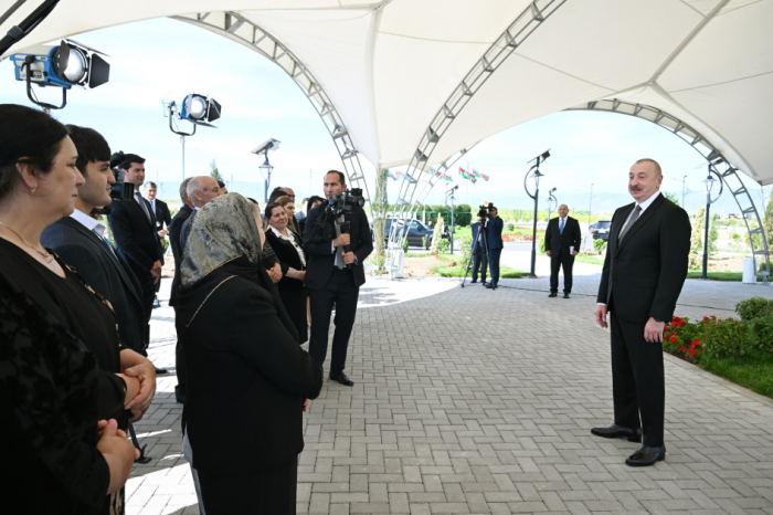   Aghdam : Ilham Aliyev rencontre les habitants réinstallés à Kenguerli et leur remet les clés de leurs maisons  
