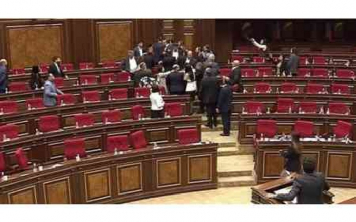   Es kam zu einem Streit zwischen dem stellvertretenden Sprecher und einem Abgeordneten des armenischen Parlaments  