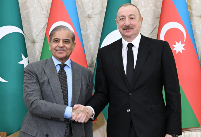  Pakistani PM makes phone call to President Ilham Aliyev 