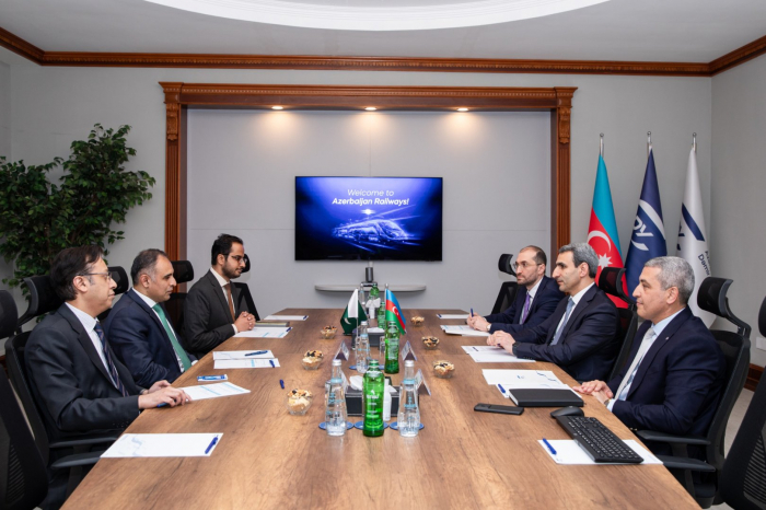   Aserbaidschan und Pakistan erkunden neue Wege der Eisenbahnkooperation  