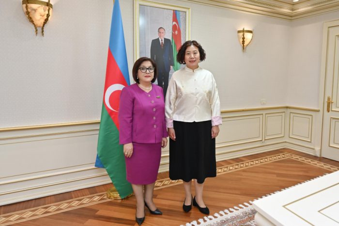   La recién nombrada Embajadora de China visita Milli Majlis  