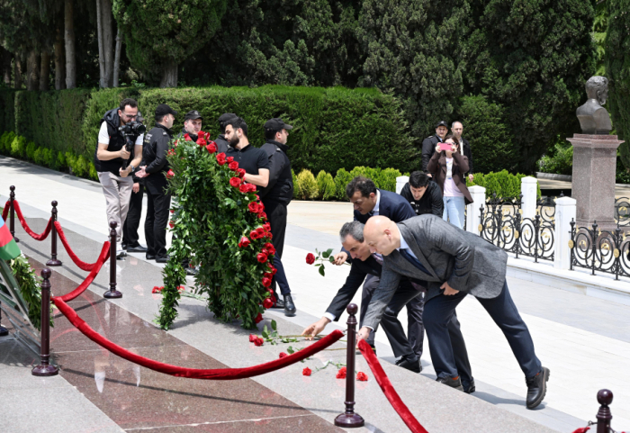  Participants of “Baku Heart Days” 9th International Congress visit grave of National Leader Heydar Aliyev  