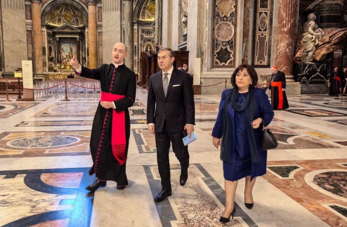  La Presidenta del Parlamento de Azerbaiyán asiste a la misa de inauguración del Papa León XIV 