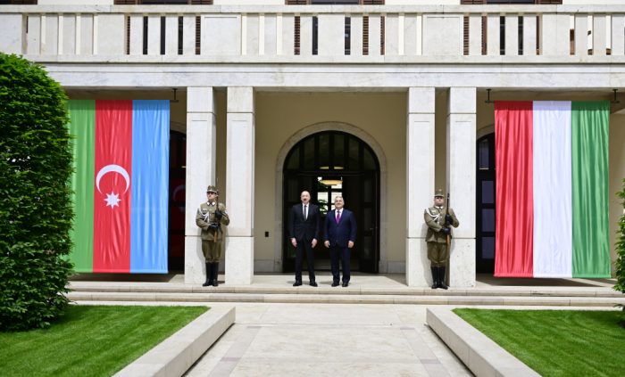 Le président azerbaïdjanais et le Premier ministre hongrois font des déclarations à la presse