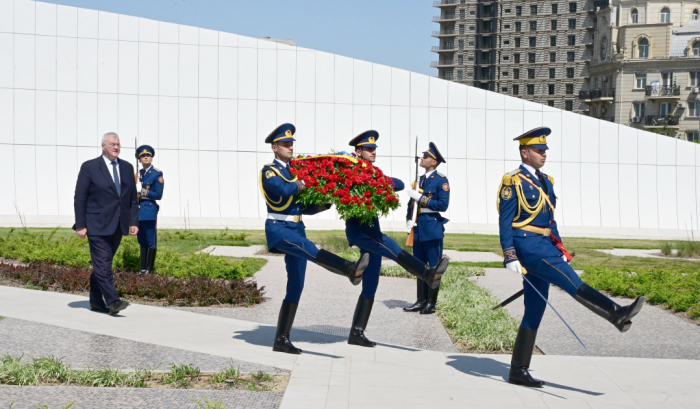 Ukrainian FM visits Victory Park and Alley of Martyrs in Baku