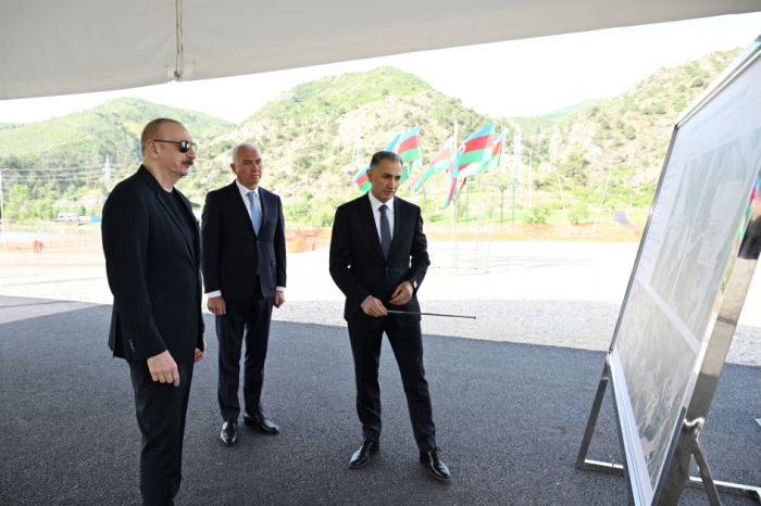  Ilham Aliyev coloca la primera piedra del teleférico de Lachin, un impulso al turismo en la región 