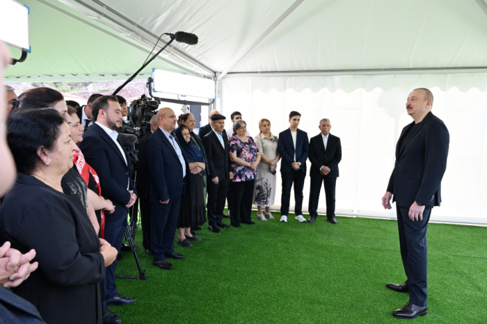   Le président Aliyev rencontre les habitants à Latchine  