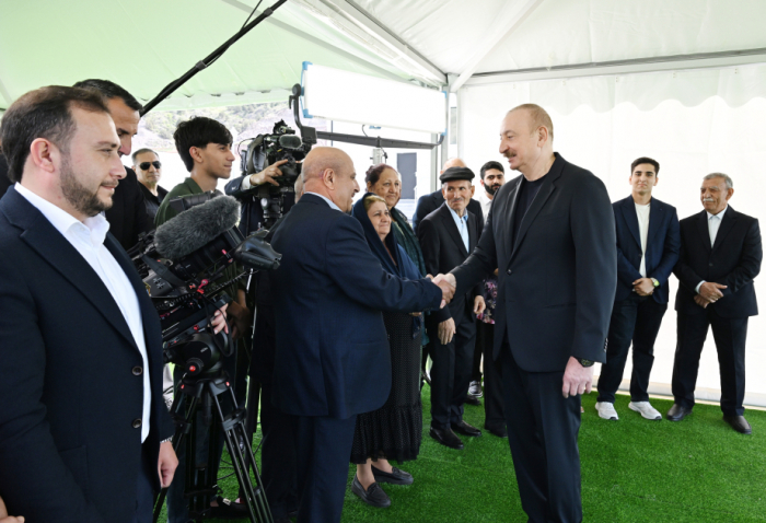  El Presidente de Azerbaiyán entrega las llaves de sus casas a los residentes de la aldea Beylik en Lachin 