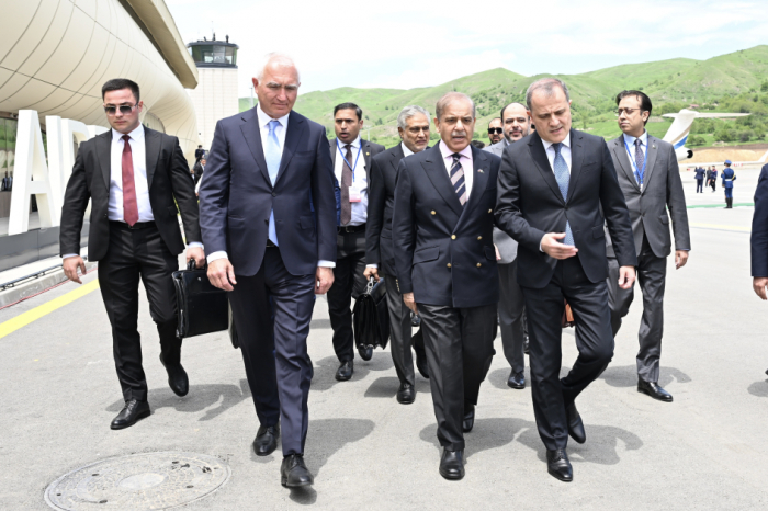   Pakistanischer Premierminister in Aserbaidschan eingetroffen  