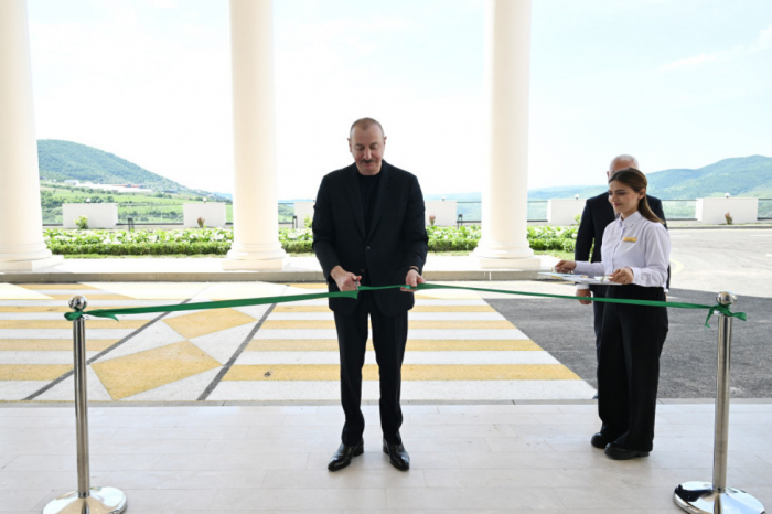   Ilham Aliyev nimmt an der Eröffnung des Erholungskomplexes „Latschin“ teil  