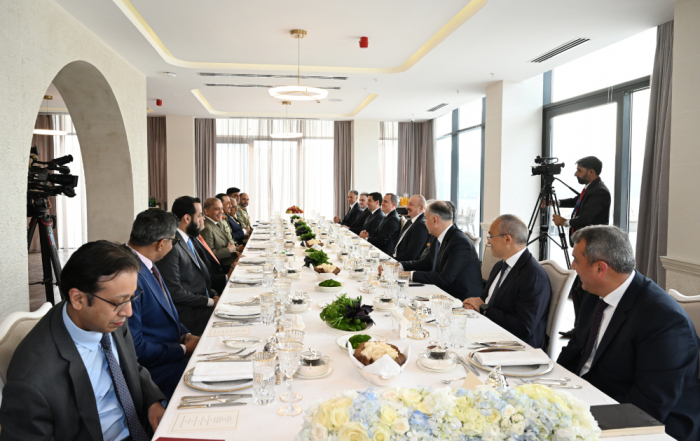   Latchine : Ilham Aliyev et Shehbaz Sharif se réunissent en format élargi autour d’un déjeuner    