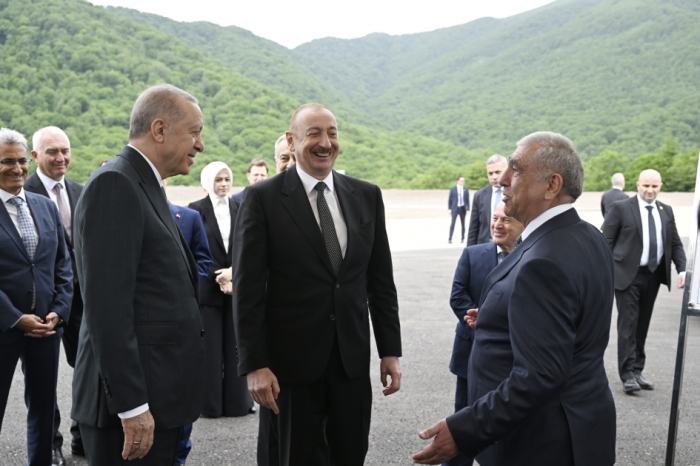  Les présidents azerbaïdjanais et turc prennent connaissance des travaux en cours sur l’autoroute Kelbedjer-Latchine 