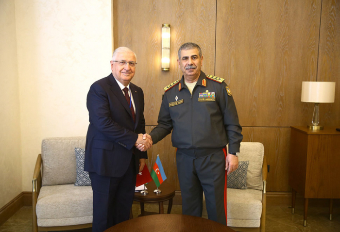   Le ministre azerbaïdjanais de la Défense rencontre son homologue turc  