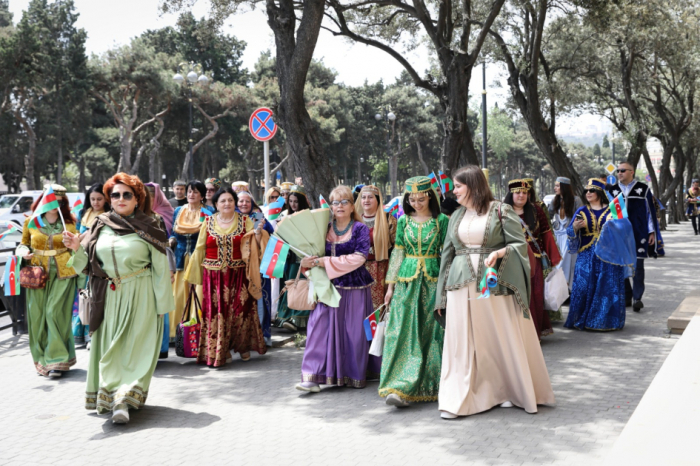 Hoy se celebra el décimo aniversario del proyecto "Paseo con traje nacional"