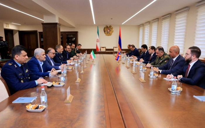Ermənistan və İran müdafiə nazirləri regional təhlükəsizliyi müzakirə ediblər
Ermənistan və İran müdafiə nazirləri regional təhlükəsizliyi müzakirə ediblər