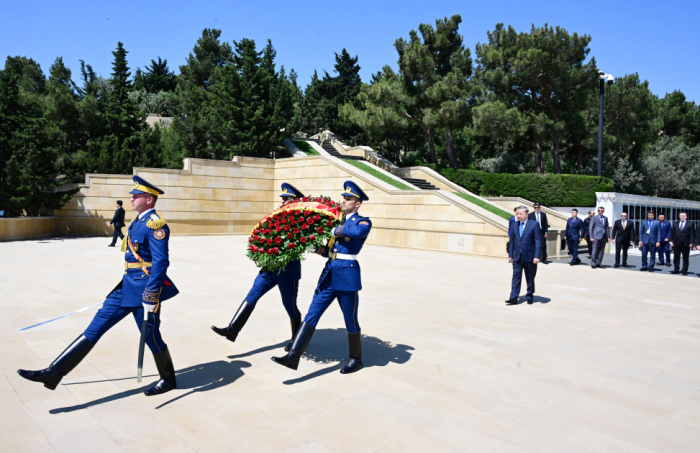  General Secretary of Communist Party of Vietnam visits Alley of Martyrs in Baku 