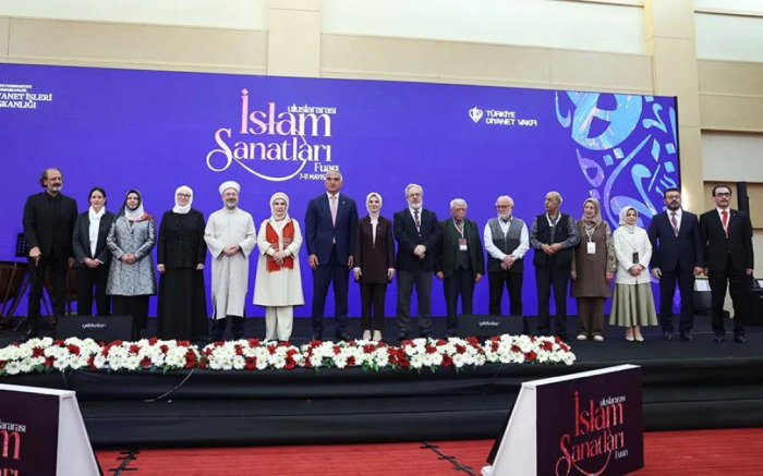 Emine Erdogan visits Azerbaijani stand at International Islamic Arts Fair