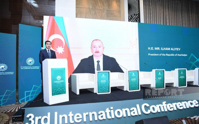  Präsident Ilham Aliyev spricht mit den Teilnehmern einer Konferenz zum Thema Islamophobie 