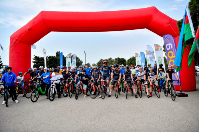 En Bakú se celebró una marcha ciclista dedicada al Día de la Independencia