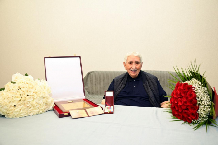 Arif Babayevə Heydər Əliyev Mükafatı təqdim olunub Arif Babayevə Heydər Əliyev Mükafatı təqdim olunub