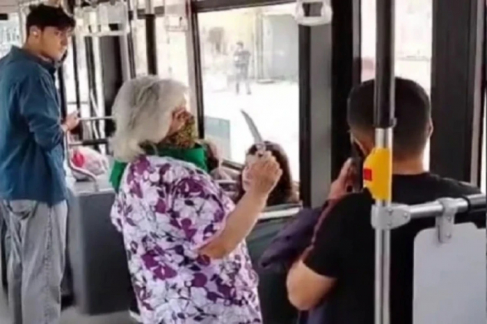Bıçaqla avtobusda dəhşət saçan qadın tutuldu Bıçaqla avtobusda dəhşət saçan qadın tutuldu