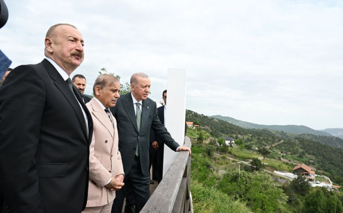   Präsidenten Aserbaidschans und der Türkei sowie der Premierminister Pakistans besuchten die Stadt Latschin  