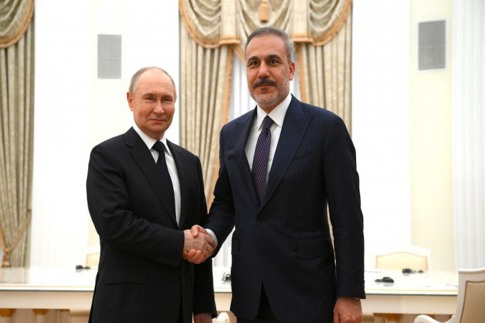    Putin Kremldə Türkiyənin xarici işlər naziri Hakan Fidanı qəbul edib  
   