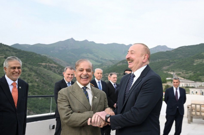 Şahbaz Şərif: "Laçında əziz qardaşım İlham Əliyevlə görüşməkdən şərəf duydum" Şahbaz Şərif: "Laçında əziz qardaşım İlham Əliyevlə görüşməkdən şərəf duydum"
