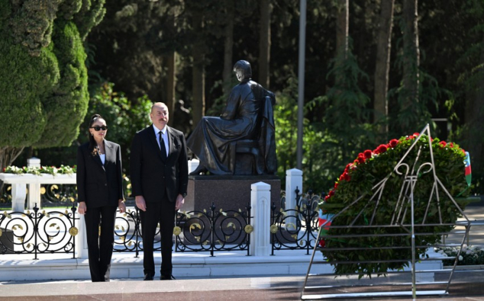  Ilham Aliyev und Mehriban Aliyeva besuchten das Grab des Nationalleaders Heydar Aliyev 