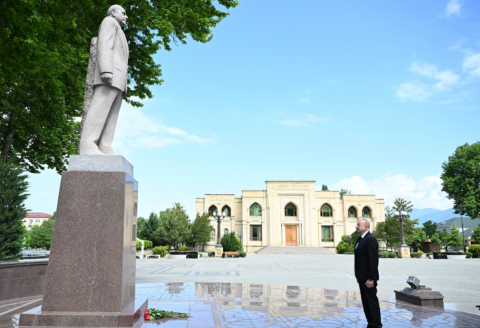 El Presidente Ilham Aliyev visita el monumento al Líder Nacional Heydar Aliyev en el centro de la ciudad de Ismayilli