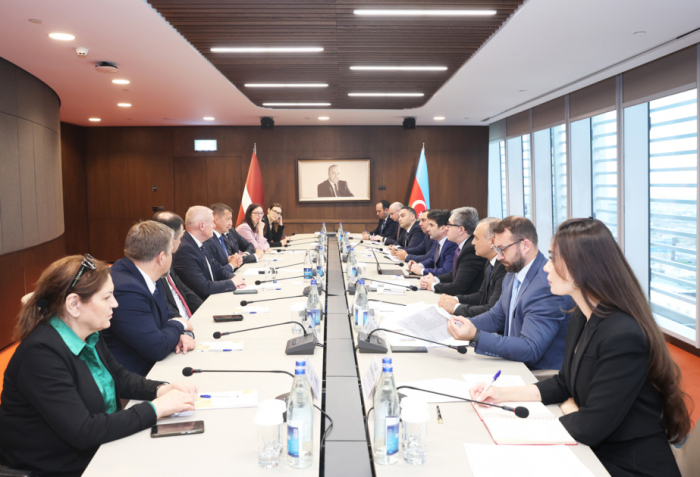 Se discuten las oportunidades de cooperación económica entre Azerbaiyán y Letonia
