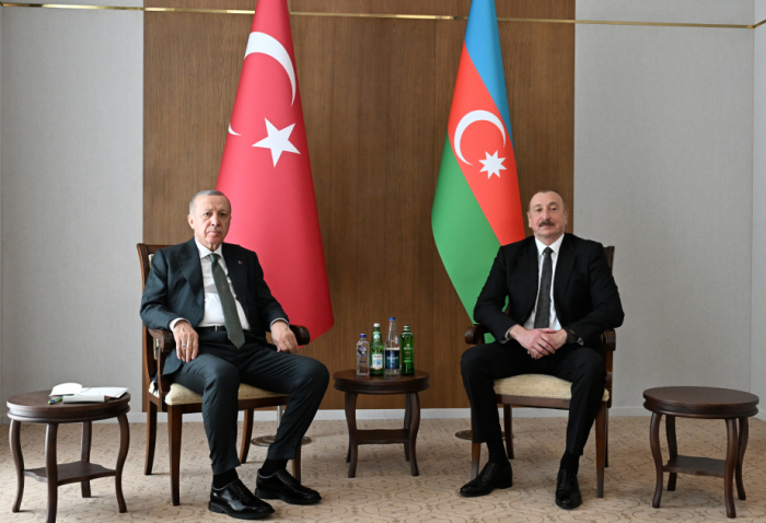 Presidente de Azerbaiyán celebra una reunión uno-a-uno con el Presidente de Türkiye en Lachin Presidente de Azerbaiyán celebra una reunión uno-a-uno con el Presidente de Türkiye en Lachin