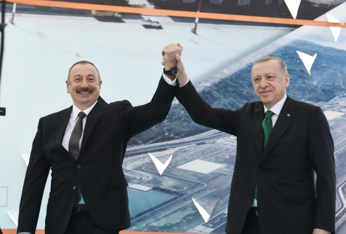 Ərdoğan: "İlham Əliyevin sülhün də memarı olaraq adını tarixə yazdıracağına inanırıq" Ərdoğan: "İlham Əliyevin sülhün də memarı olaraq adını tarixə yazdıracağına inanırıq"