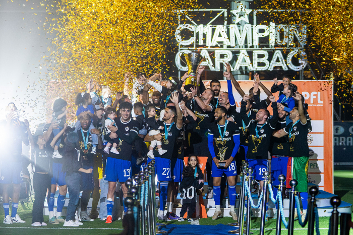 Azərbaycan çempionu “Qarabağ”a kubok və qızıl medallar təqdim olunub Azərbaycan çempionu “Qarabağ”a kubok və qızıl medallar təqdim olunub