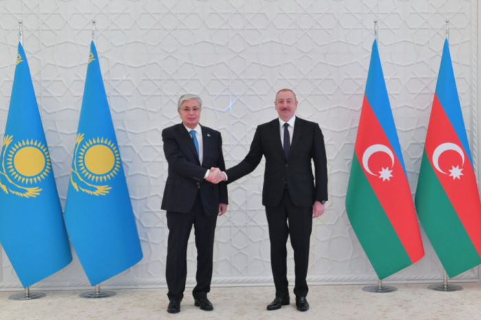 İlham Əliyev Tokayevi təbrik edib İlham Əliyev Tokayevi təbrik edib