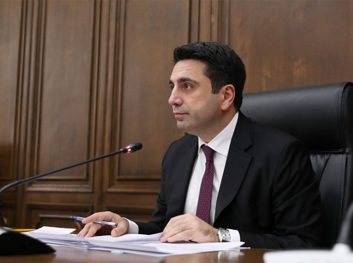    Ermənistan “çəkiclə zindan arasında” manevr etmək istəyir  