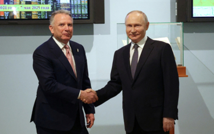    Uitkoff Putinin tərcüməçilərindən istifadə edir   