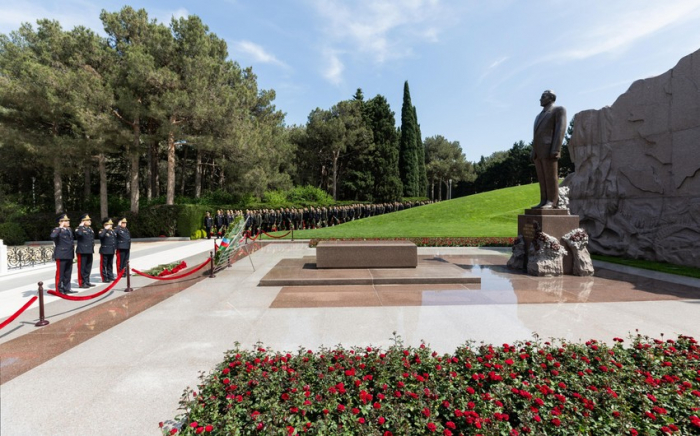   Mitarbeiter des Innenministeriums gedenken Heydar Aliyev  