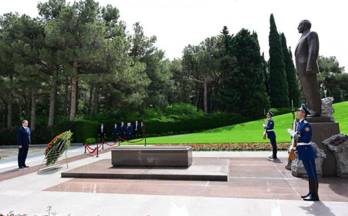 Belarusian PM visits Alley of Honor in Baku