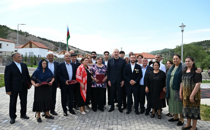 Prezident Bəylik kəndinə köçən sakinlərlə görüşüb  I FOTO    