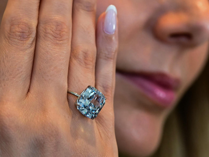 Un diamant bleu vendu aux enchères près de 20 millions d’euros à Genève