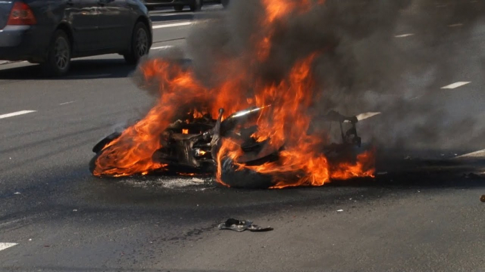 Maşınla toqquşan motosiklet yanıb Maşınla toqquşan motosiklet yanıb