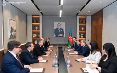  El Ministro de Exteriores de Azerbaiyán se reúne con el senador estadounidense Steve Daines 