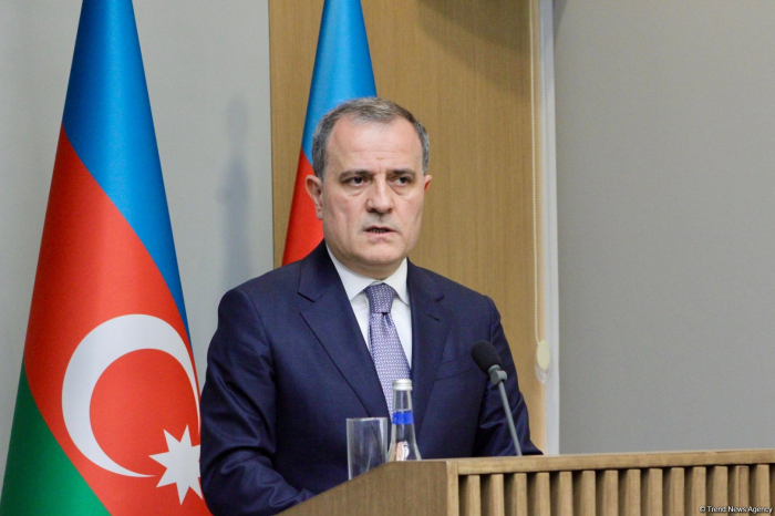  Jeyhun Bayramov partió rumbo a Bahréin 