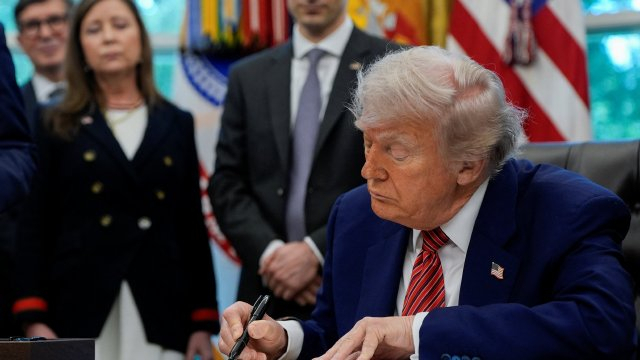 Trump signe des décrets pour développer la production d’énergie nucléaire aux États-Unis