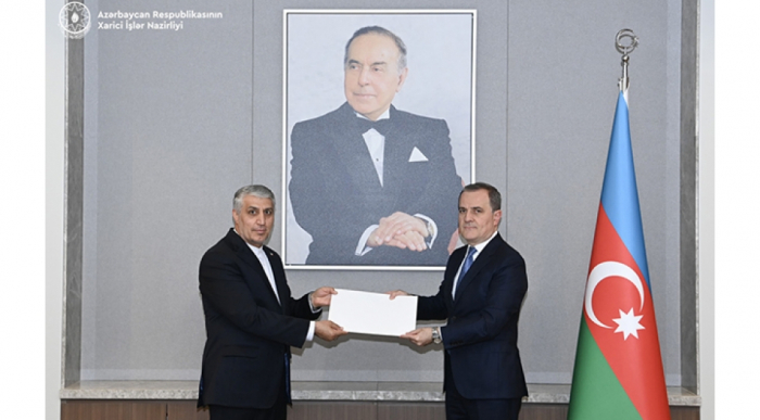 Ceyhun Bayramov İranın yeni səfirinin etimadnaməsinin surətini qəbul edib  
