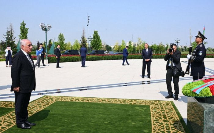   Azerbaijani PM visits Monument to Independence in Tashkent  