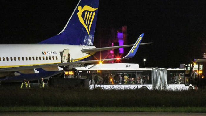   Ryanair-Flieger muss nach Turbulenzen notlanden  